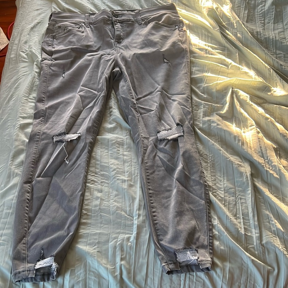 Torrid Bombshell Skinny Super Soft Ripped Jeans. Size 16R.
